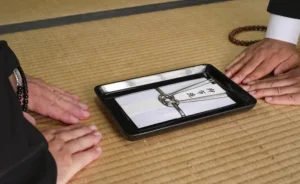 お坊さんへお布施を渡す様子