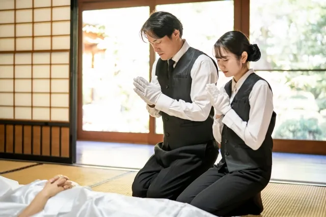 納棺師による納棺の様子