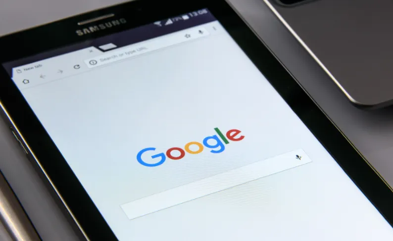 スマートフォンの画面にgoogleのページ