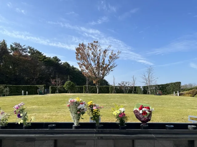 お花が手向けられている樹木葬のお墓の写真(1本のシンボルツリーがある)